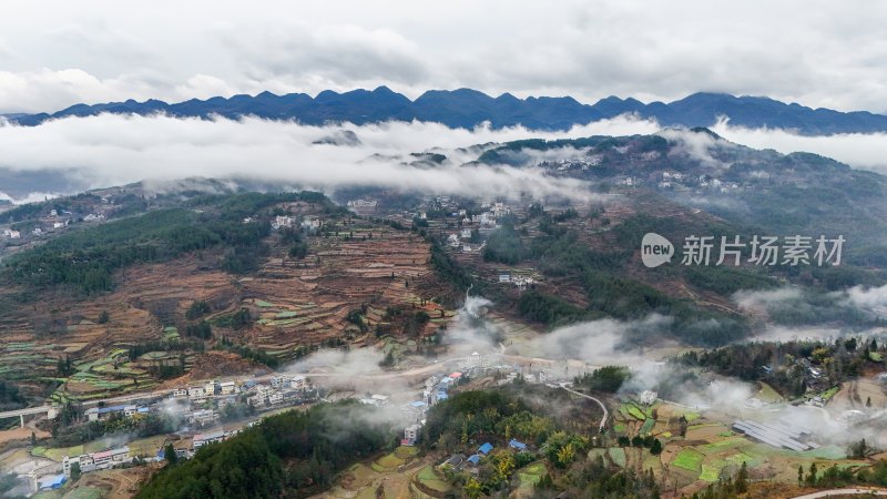 重庆酉阳：雾气中的山村田园