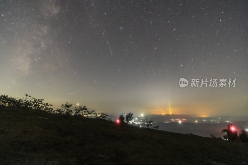 夜晚山林间的璀璨星空全景