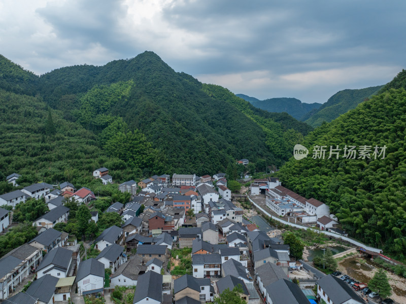 航拍浙江杭州临安区龙门秘境石门村山间村落