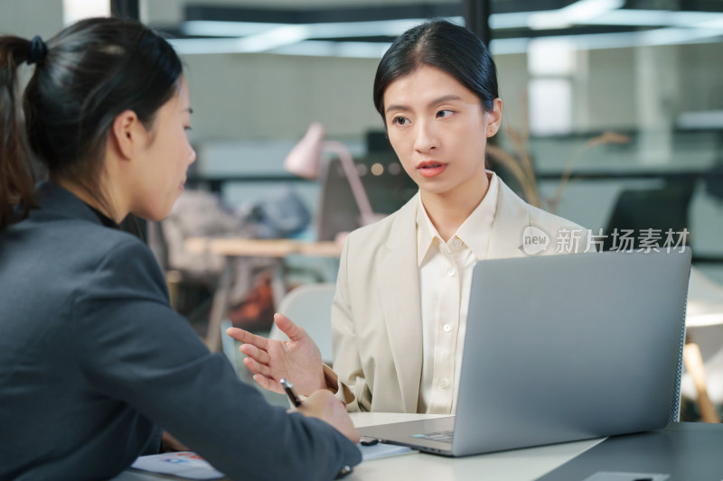 青年女设计师和顾客交谈