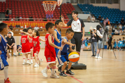 幼儿体育大会中的篮球对战