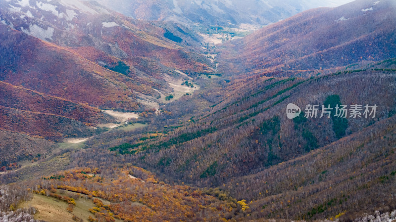 多彩山谷秋景的壮阔全景