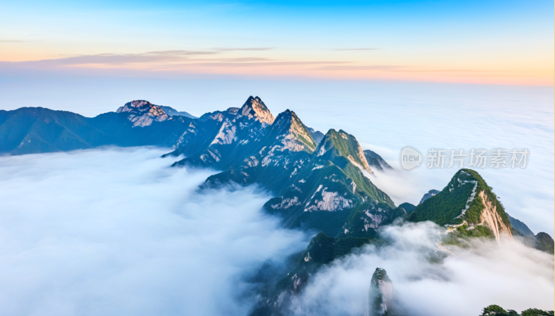 云雾缭绕的壮丽华山山景