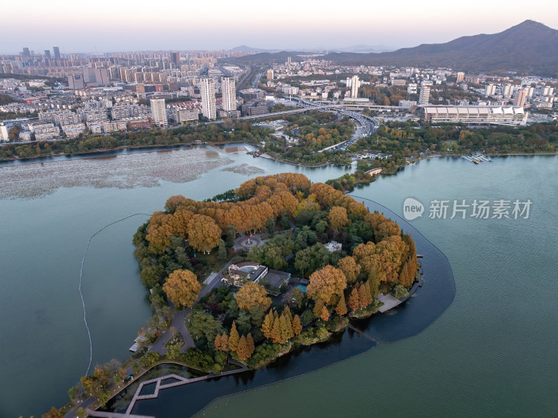 江苏南京玄武湖公园紫峰大厦日落航拍