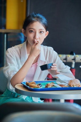 在商场快餐厅大吃特吃的中国可爱少女人像