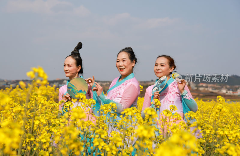 油菜花开春意浓 美丽乡村入画来