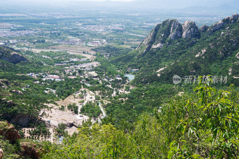 北京后花园景区山顶俯瞰北京西部城区