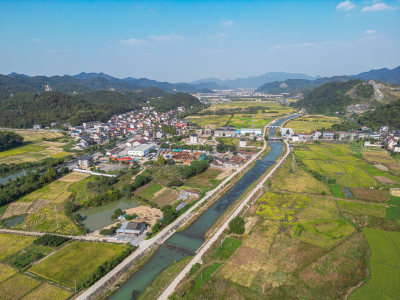 航拍蓝天白云下乡村青山河流稻田风光