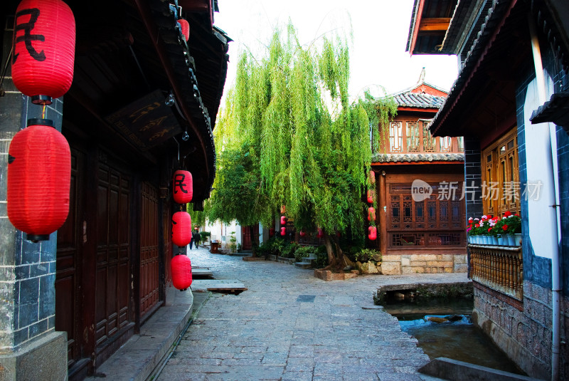 丽江古城河道与街景