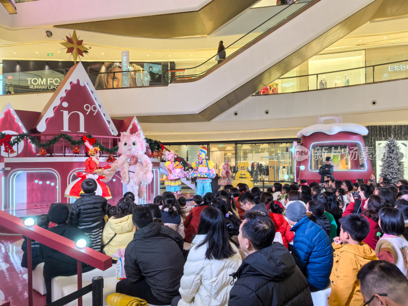 成都银泰中心in99商场的糖果绮幻之旅演出