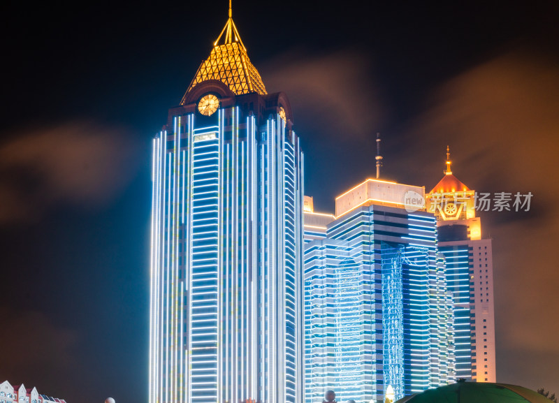 青岛栈桥对面高楼城市夜景