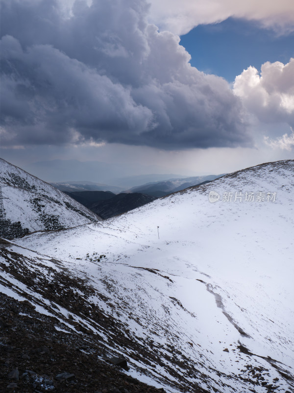 云雾 雪山 青海 青藏高原