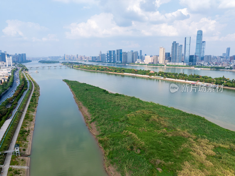 航拍长沙橘子洲头湘江两岸江景城市天际线