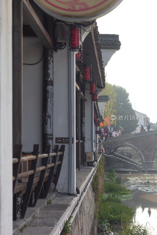 塘栖古镇古桥横跨水面，岸边传统建筑林立