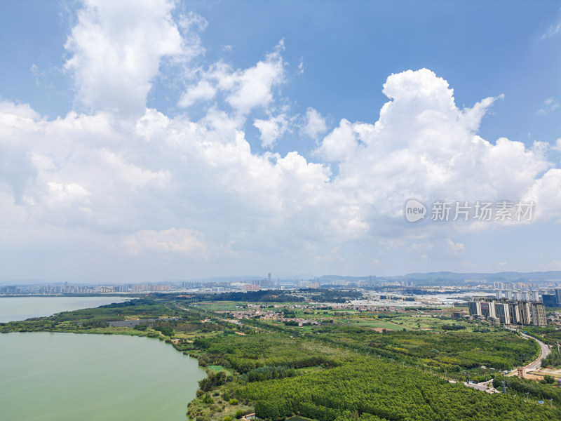 航拍滇池旁的昆明市城市风光