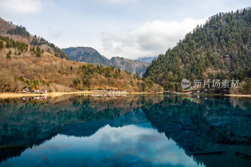 九寨沟山林环绕的蓝色湖泊自然风光