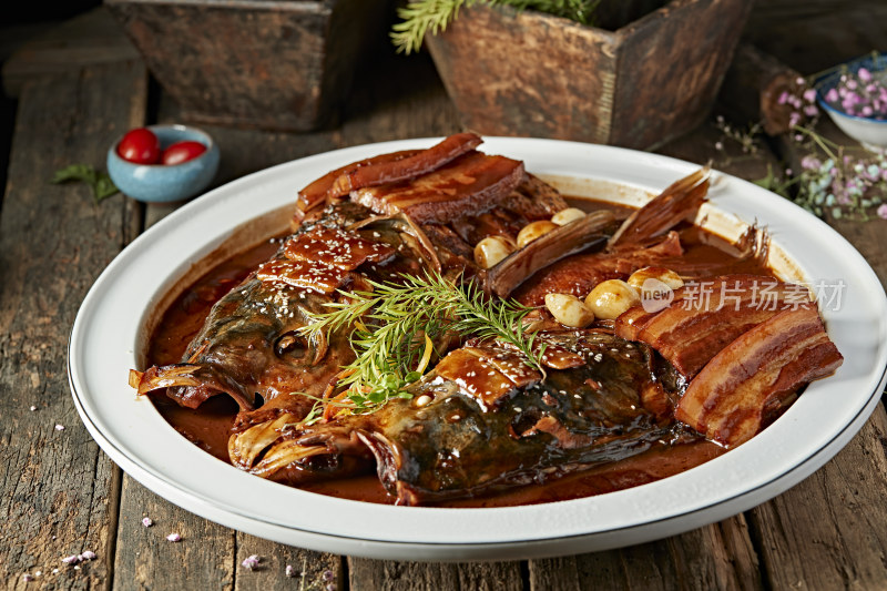 酱香五花肉炖千岛湖野生大鲢鱼头