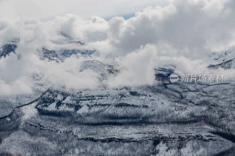 云雾中的雪山