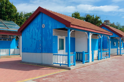 山东青岛海边浴场蓝色小木屋