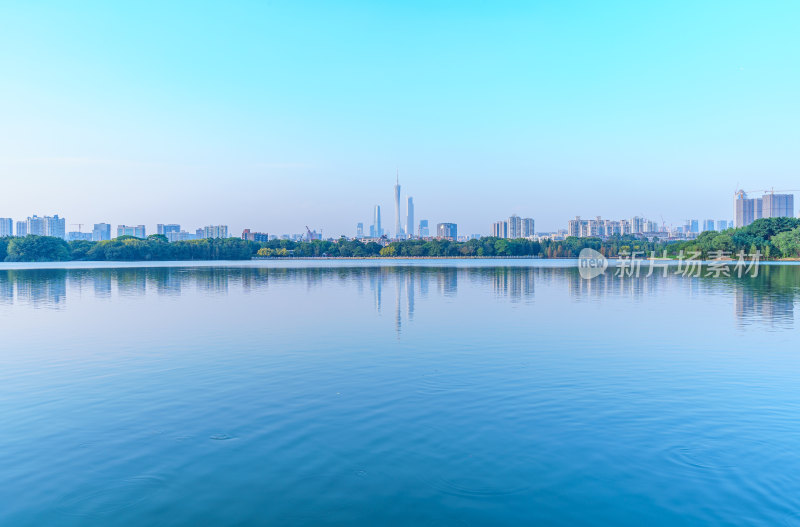 广州海珠湖公园湖景与城市摩天大楼建筑