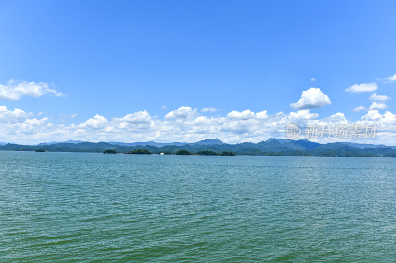 蓝天白云杭州千岛湖自然风光