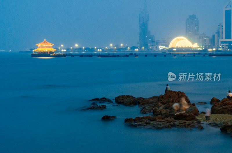 中国青岛远眺栈桥回澜阁夜景