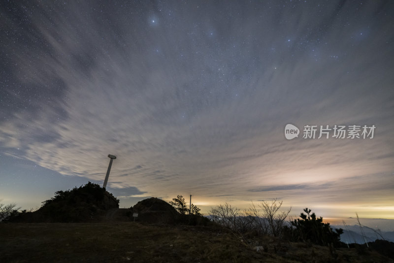 山顶夜空繁星璀璨的壮观景象