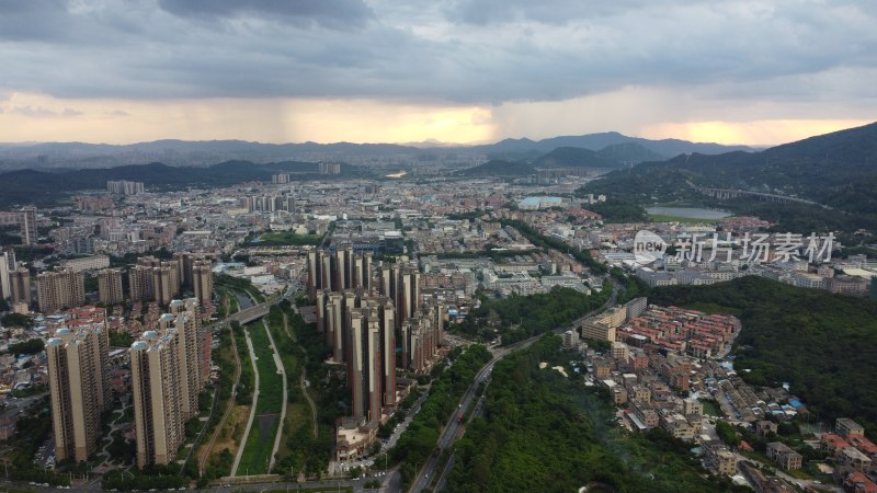 广东东莞：晚霞中的骤雨