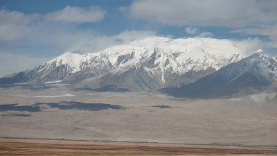 雪山巍峨耸立，山下荒原苍茫辽阔