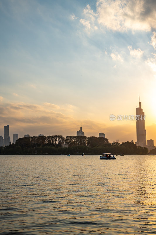 黄昏夕阳南京玄武湖城市建筑景观