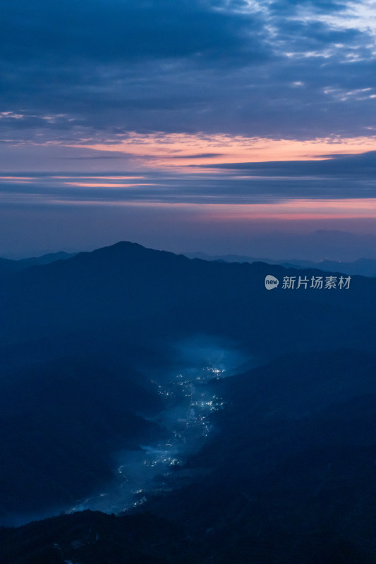 山间暮色远景与谷底灯火