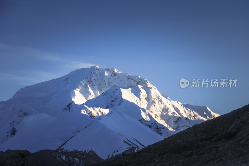 西藏雪山希夏邦马峰自然风景