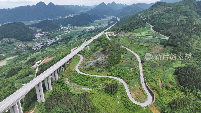 蜿蜒山路  乡村振兴