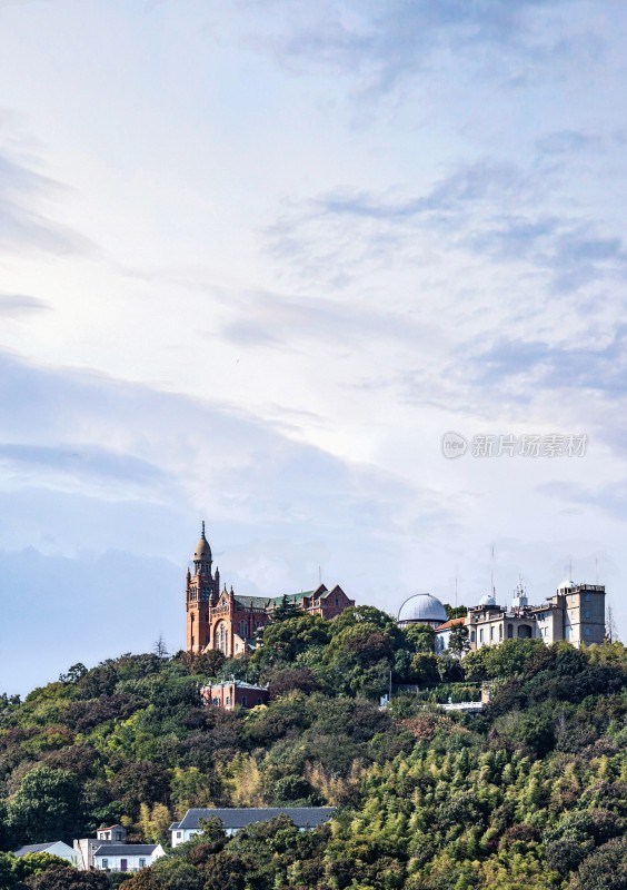 山上建筑与葱郁植被景观