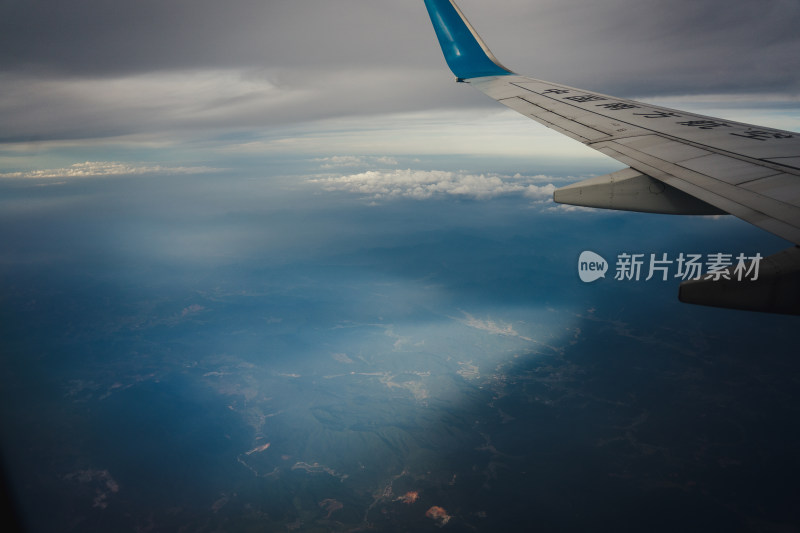 飞机窗户外的天空云景