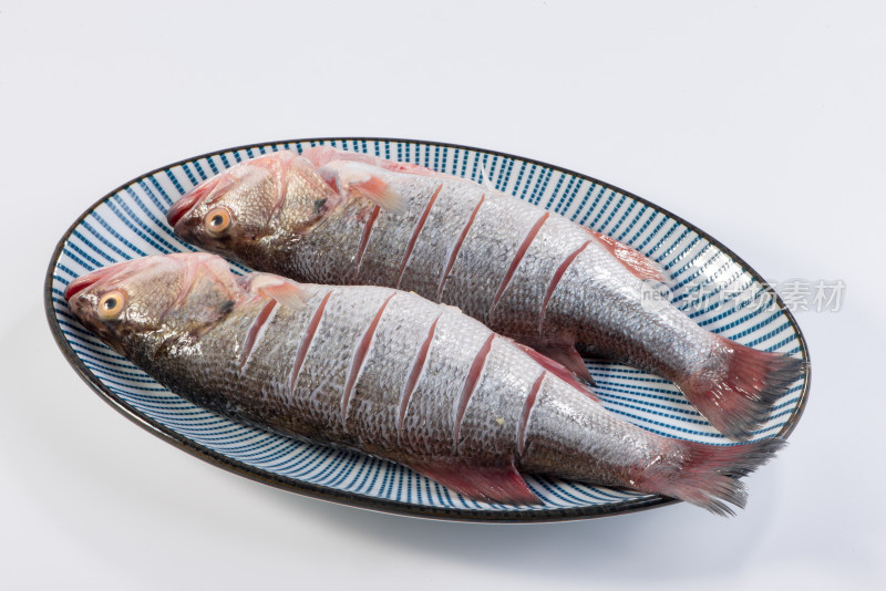 烹饪流程腌制鲈鱼