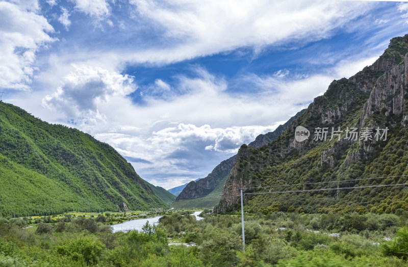 西藏林芝地区318国道川藏公路沿途风景