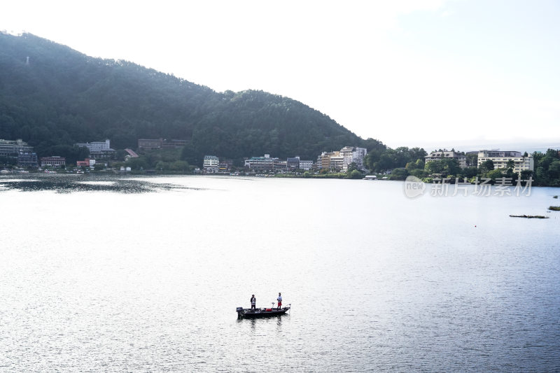 日本山梨县富士山河口湖夏天宁静的湖光山色