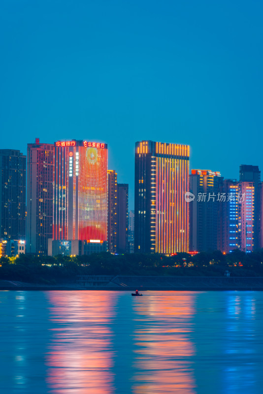 江畔灯火辉煌的城市夜景