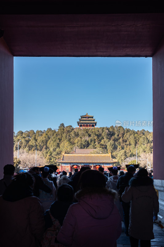 游客游览北京故宫 图为神武门看向景山公园