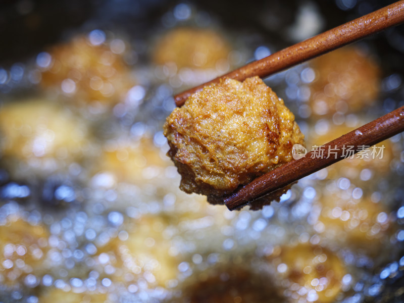 香脆油炸肉丸特写