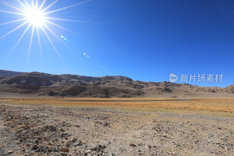 中国西藏蓝天映衬下的沙漠风光