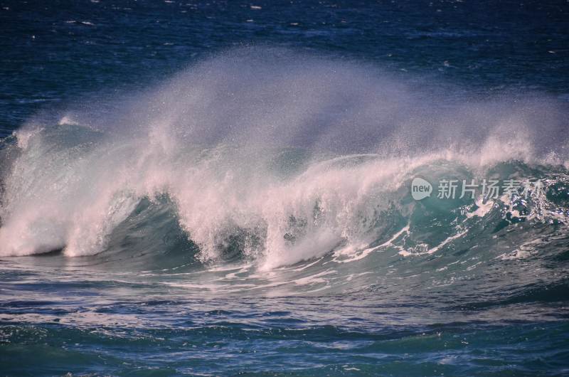 巨浪海浪大海冲击力的画面