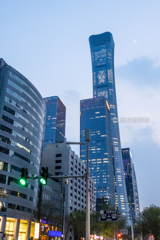 夜幕下的中国尊中信大厦摩天大楼的顶端夜景