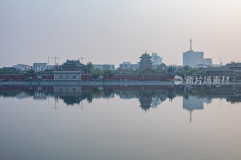 清晨的开封包公湖建筑倒影景观