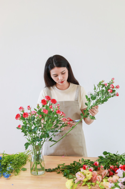 一名中国美女在插花