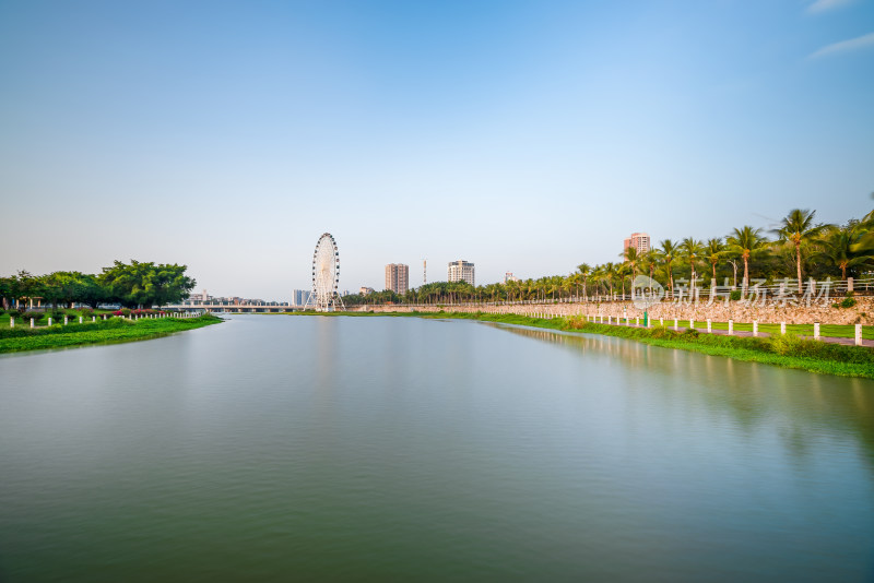 有摩天轮和高楼的城市河流景观