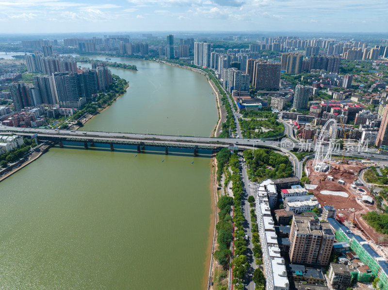 蓝天白云下 航拍衡阳湘江沿岸 摩天轮地标