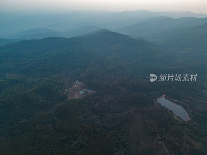 航拍黄昏时分郊外的山脉自然风光