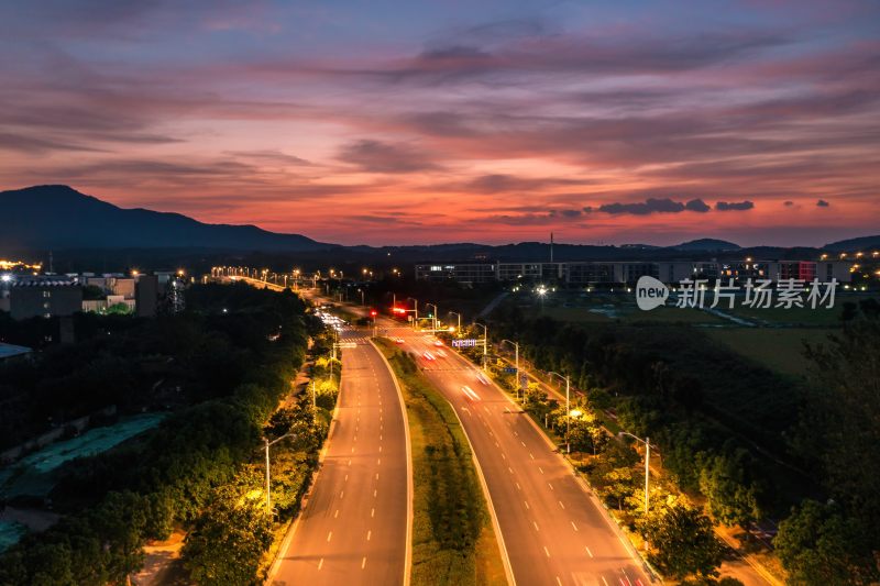 日落时的城市道路与天际线